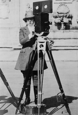 Dolores Elhers, Pionera del Cine mudo con equipo cinematografico, retrato