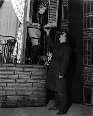 Silvia Pinal y actor durante escena teatral