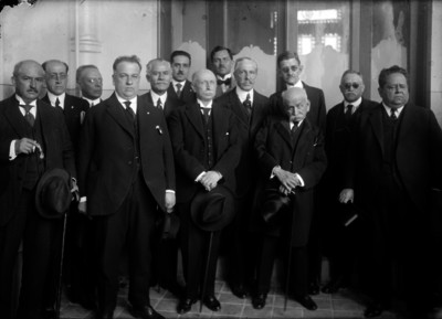 Antonio Pérez Verdía acompañado por abogados, en el interior de un edificio, retrato de grupo