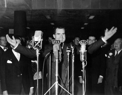 Richard Nixon habla ante los micrófonos de la XEW, WEQ
