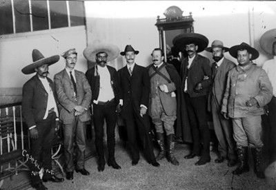 Emiliano Zapata y otras personas durante su estancia en la ciudad de México, retrato de grupo