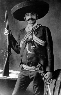 Eufemio Zapata sostiene espada y rifle, retrato