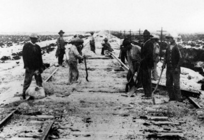 Revolucionarios reparan tramo de vía férrea
