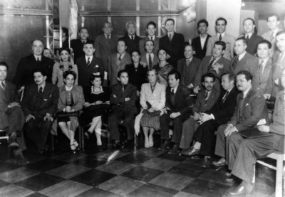 Pablo Neruda con otras personas, retrato de grupo