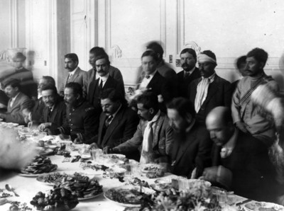 Eulalio Gutierrez, Zapata Villa y otros jefes revolucionarios durante un banquete en Palacio Nacional