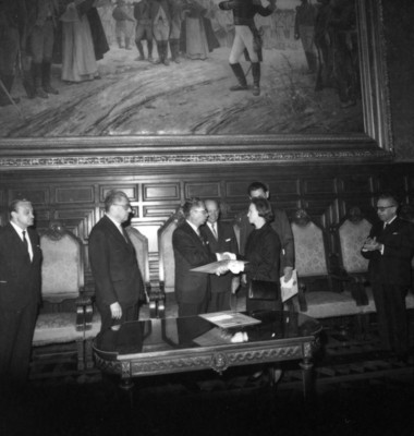 Gustavo Díaz Ordaz entrega Premio Nacional de Letras a la esposa de José Gorostiza en Palacio Nacional