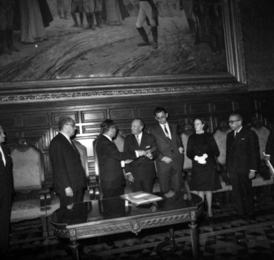Gustavo Díaz Ordaz entrega al doctor Salvador Zubiran el Premio Nacional de Ciencias en Palacio Nacional