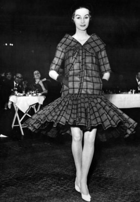Mujer modela vestido a cuadros en un desfile de moda