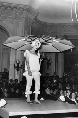 Mujer modela traje claro en un desfile de moda