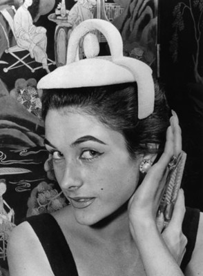 Mujer porta sombrero claro, retrato