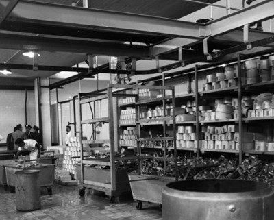Hombres trabajan con una fábrica