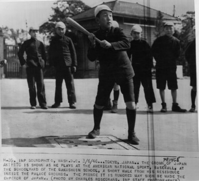 Akihito, Principe de "Japón" , juega beisbol