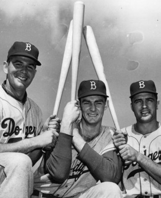 Beisbolistas de los Dodgers de Broklyn muestran sus bats, retrato