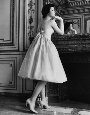 Mujer porta vestido de hombros descubiertos, retrato