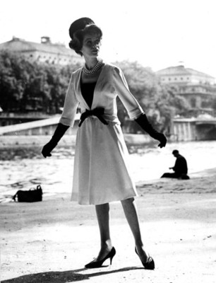 Mujer porta vestido claro, retrato