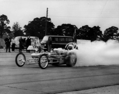 Automóvil de carreras corre durante competencia