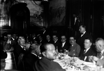 José Manuel Puig Casauranc con miembros del Club Rotario, durante un banquete