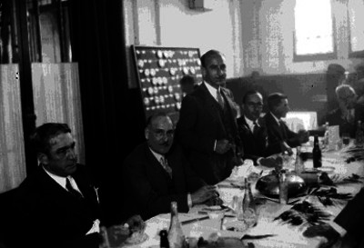 José Manuel Puig Casauranc con miembros del Club Rotario, durante un banquete