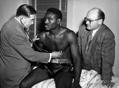 Médico consulta a boxeador