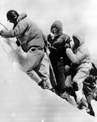Socorristas rescatan a alpinista en una montaña con nieve