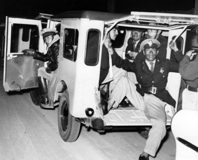 Policías abordo de un vehículo, retrato de grupo