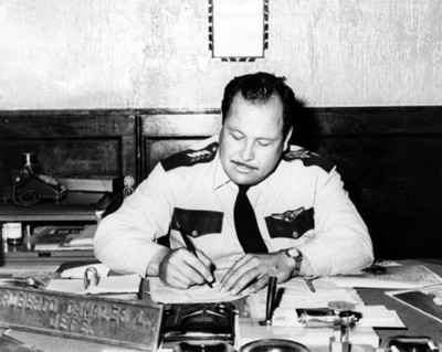 Roberto Canales L. escribe documento en un escritorio