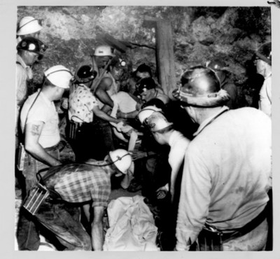 "Mineros" rescatan a herido en el interior de una mina