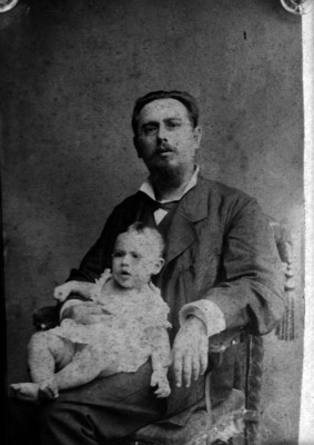 José Manuel Puig Casauranc sentado en la piernas de su padre, retrato de familia