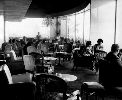 Gente en el bar del "Hotel Bamer", vista parcial