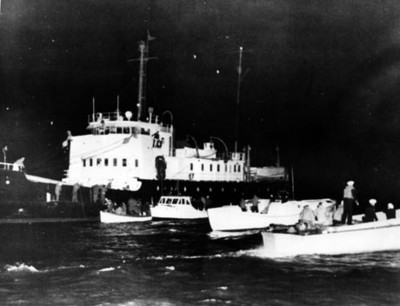 Hombres realizan rescate de tripulación en un barco