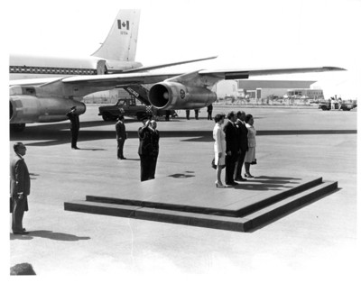 Presidentes de México y Canadá con sus esposas en ceremonia de bienvenida en el aeropuerto