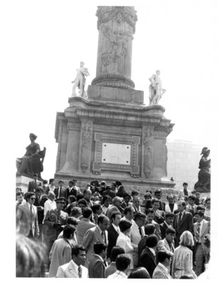 Guardia de honor en el monumento a la Independencia por la visita del presidente de España, Adolfo Suárez