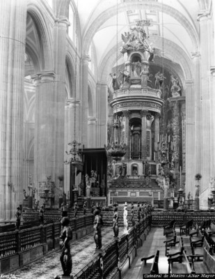 "Altar Mayor" con el Ciprés del siglo XIX