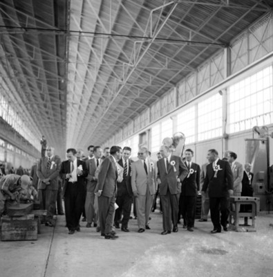 Hombres recorren interior de la fábrica Toyada. durante inaguración