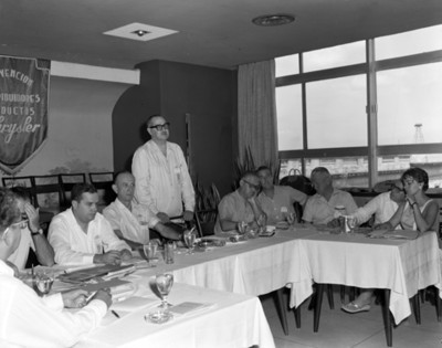 Mesa directiva de la " Convención de Distribuidores e Productos Chrysler"