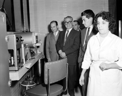 Empresarios observan maquinaria durante visita a laboratorio