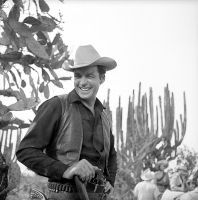 Actor sonríe durante filmación de película en locación