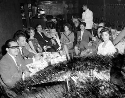 Hombres y mujeres en reunión social