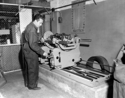 Obrero opera máquina en una instalación industrial