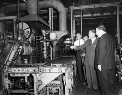 Empresarios observan maquinaria industrial