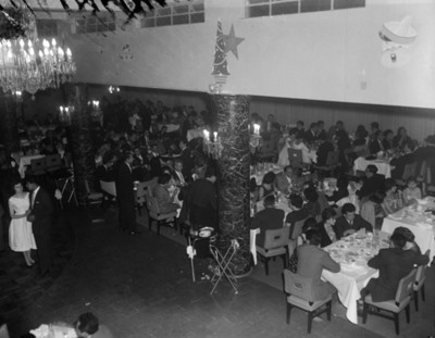 Gente durante banquete en un salón