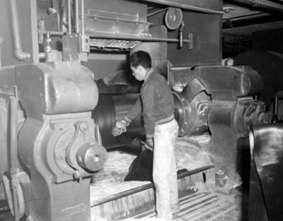 Obrero opera maquinaria industrial