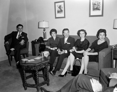 Congresistas y mujeres en la sala de una casa, retrato de grupo
