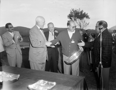 Empresarios se saludan en un campo de glof
