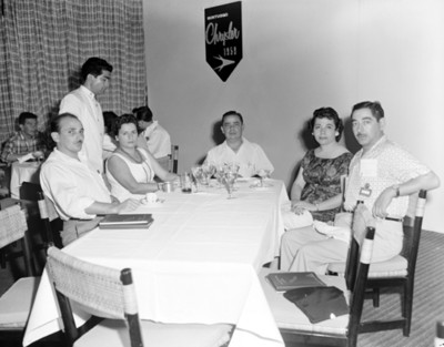 Ejecutivos y mujeres durante evento de la Convención de Chrysler