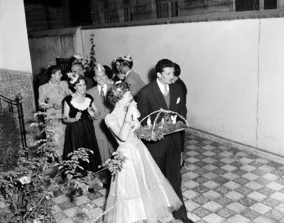 Hombres y mujers durante una fiesta