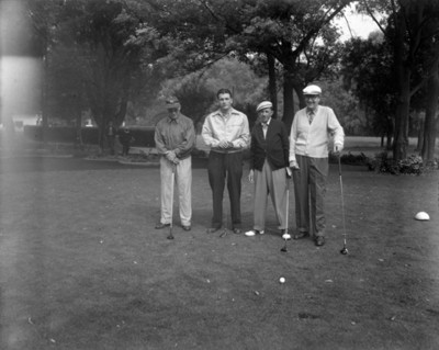 Hombres con equipo de golf en mano