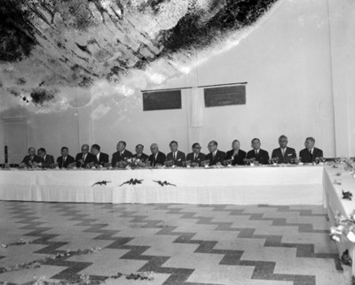 Empresarios conversan durante banquete en un salón