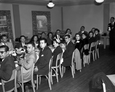 Hombres y mujeres en reunión social, retrato