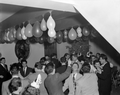 Gente convive durante posada